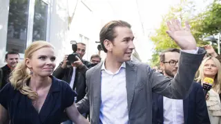 Vienna (Austria), 29/09/2019.- Sebastian Kurz (R), leader of Austrian People's Party (Oevp) and OeVP top candidate for the Austrian federal elections, and his girlfriend Susanne Thier (L) leave a polling station after casting their votes during the Austrian federal elections in Vienna, Austria, 29 September 2019. (Elecciones, Estados Unidos, Viena) EFE/EPA/CHRISTIAN BRUNA Austrian federal elections
