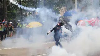 Hong Kong (China), 29/09/2019.- Anti-government protesters throw tear gas canisters back toward the police officers during a Global Anti Totalitarianism Rally in Hong Kong, China, 29 September 2019. Hong Kong has entered its fourth month of mass protests, originally triggered by a now suspended extradition bill to mainland China, that have turned into a wider pro-democracy movement. (Protestas) EFE/EPA/FAZRY ISMAIL Global anti-totalitarianism march in Hong Kong