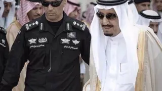 Uno de los guardaespaldas del rey Salman de Arabia Sauí muere asesinado a tiros.