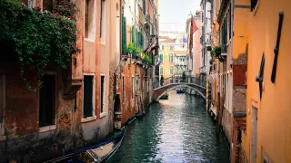Uno de los pequeños canales de Venecia