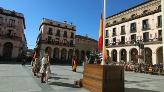 La bandera de España colocada el lunes en la plaza de López Allué por los actos de la Guardia Civil se trasladará a la plaza de San Antonio.