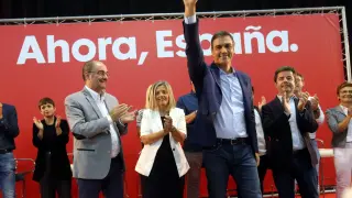Pedro Sánchez saluda los militantes y simpatizantes en Huesca.