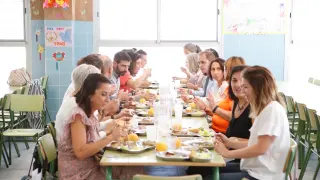 Políticos, responsables de Educación y familias, en el comedor del colegio Agustina de Aragón .