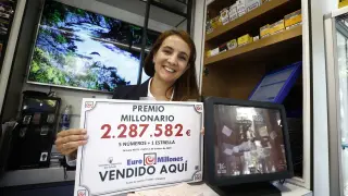 Euromillones: Ana Isabel Nuin, responsable de la administración, sostiene el cartel anunciador del premio millonario.