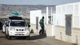 Un guardia civil entra en la nave de los sospechosos.