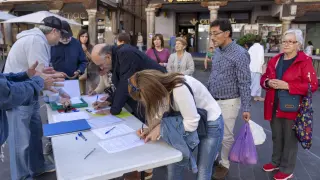 Recogida de firmas de Teruel existe para conseguir los avales para presentarse a las elecciones generales. Foto Antonio garcia/bykofoto. 25/06/19 [[[FOTOGRAFOS]]]