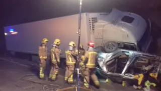El coche en el que viajaban chocó contra un camión