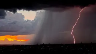 Foto de archivo de un rayo durante una tormenta