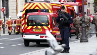 Paris (France), 03/10/2019.- Military forces establish a security perimeter near Paris police headquarters after a man has been killed after attacking officers with a knife in Paris, France, 03 October 2019. According to reports, a man was killed after attacking officers with a knife. Two officers were injured in the incident. (Atentado, Francia) EFE/EPA/IAN LANGSDON Man killed after attacking police with knife in Paris