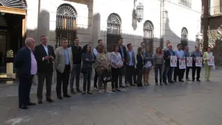 Los concejales concentrados delante del Ayuntamiento de Teruel durante el paro de cinco minutos.