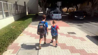 Dos niños de camino al colegio en un momento del estudio.