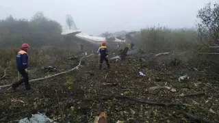 El avión aterrizó justo al lado del aeropuerto al que se dirigía