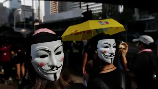 Más de un millar de personas retaron con sus máscaras la decisión de la Jefa del Ejecutivo, Carrie Lam.
