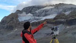 Uno de los investigadores, este martes frente al glaciar.