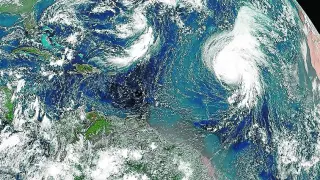 El huracán Lorenzo (a la derecha), visto desde satélite el pasado día 27.