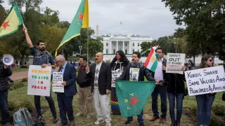 Un grupo de kurdos protesta ante la Casa Blanca por la decisión de EE. UU. de abandonar Siria.