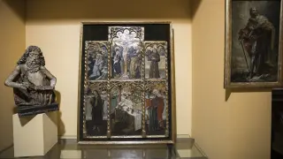 El retablo, en el centro, junto a otras piezas de arte sacro, en la galería Ricardo Ostalé