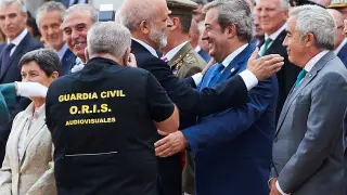 El director general de la Guardia Civil, Félix Vicente Azón, saluda al fiscal jefe de la Audiencia Nacional, Javier Zaragoza, durante los actos de celebración del día de la patrona del cuerpo en la comandancia de Sant Andreu de la Barca (Barcelona).