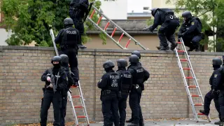 La policía alemana participa en el operativo de este tiroteo.