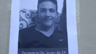 Cartel colocado en el centro de Zaragoza por la familia del joven desaparecido.