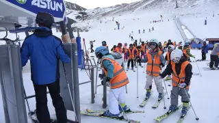 Escolares participantes en la campaña de esquí del curso pasado en la estación de Astún