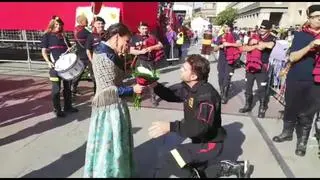 Miguel, bombero de Zaragoza, ha elegido este día para pedirle matrimonio a Cristina, su pareja desde hace 14 años. "Hoy era un día especial. Me temblaban las piernas. Todavía no me lo creo", afirmaba una emocionadísima Cristina.