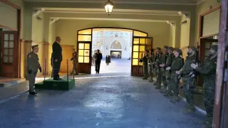 Recibimiento del secretario de Estado de Defensa, Ángel Olivares, en el cuartel Sancho Ramírez