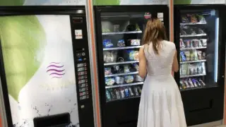 Una máquina expendedora en un centro de trabajo.