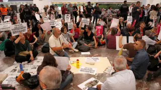 Concentración de independentistas en el vestíbulo de la estación de Sants.