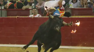 Espectacular salto con tirabuzón de Pakito Murillo al toro de la final.