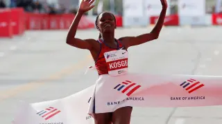 La keniana Brigid Kosgei bate el récord del mundo de maratón.