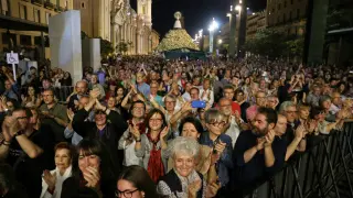 Numeroso público se dio cita anoche en la plaza del Pilar para asistir al concierto de Joaquín Pardinilla y escuchar su versión del ‘Somos’.