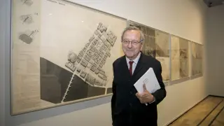 El arquitecto navarro Rafael Moneo, ante uno de sus proyectos que forman parte de la exposición