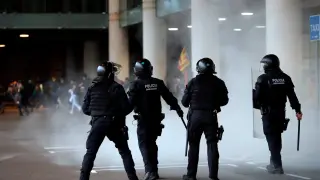 Los incidentes se han producido en el Aeropuerto de Barcelona, donde algunos manifestantes han tratado de sobrepasar las líneas marcadas por Mossos y Policía.