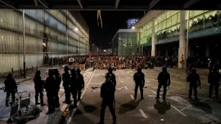 Cargas policiales en el aeropuerto de El Prat