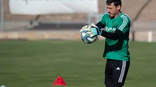 Cristian Álvarez ataja un balón durante un entrenamiento del equipo en la Ciudad Deportiva.
