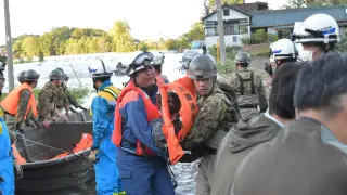 Rescue workers help residents evacuate an area after Typhoon Hagibis swept through Kawagoe, Saitama prefecture, Japan October 13, 2019 in this photo obtained from social media. JGSDF via REUTERS THIS IMAGE HAS BEEN SUPPLIED BY A THIRD PARTY. MANDATORY CREDIT. REFILE - REMOVING RESTRICTION [[[REUTERS VOCENTO]]]