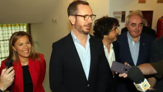 Javier Maroto a su llegada a la Cámara de Comercio con Ana Alós y Mario Garcés.