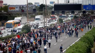 Centenares de personas han llegado caminando a El Prat para intentar paralizar el aeropuerto.