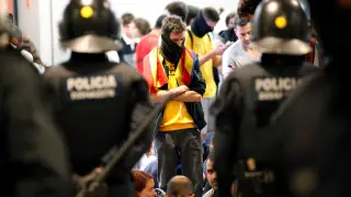 Manifestantes y policías en El Prat