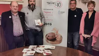 Manolo Lasala, Josan Piedrafita, Pepe Pérez y Silvia Fernández en la presentación del XIII Concurso de Tapas y Cazoletas de la Jacetania.