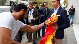 "Yo soy de Girona, ¿sabes lo que pasamos los catalanes ahí?", le ha respondido el militante de Vox, al que el rapero ha intentado arrebatar la bandera de las manos.