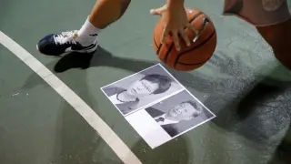 A protester dribbles a basketball over pictures of China's President Xi Jinping and Hong Kong Chief Executive Carrie Lam during gathering in support of NBA's Houston Rockets' team general manager Daryl Morey, who sent a tweet backing the pro-democracy movement, in Hong Kong, China, October 15, 2019. REUTERS/Umit Bektas [[[REUTERS VOCENTO]]] HONGKONG-PROTESTS/