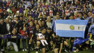Celebración del ascenso de la SD Huesca en Lugo.