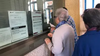 Dos personas fueron a comprar el billete a la estación y encontraron la ventanilla cerrada