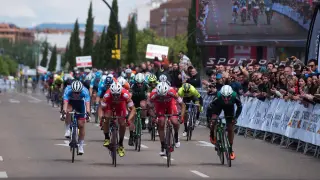 Llegada al esprint de la tercera etapa de la Vuelta Aragón, Huesca-Zaragoza, de 2019