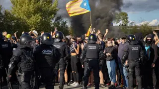 Agentes de la Policía Nacional y los Mossos durante los disturbios en Gerona.