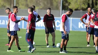 Javi Galán mira al frente durante un entrenamiento.