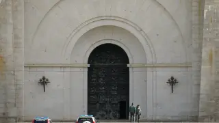 La Guardia Civil custodia la entrada al mausoleo del Valle de los Caídos.