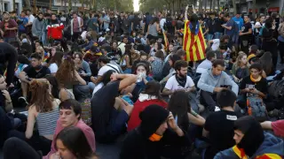 Miles de personas convocadas por los CDR protestan en la Gran Via de Barcelona